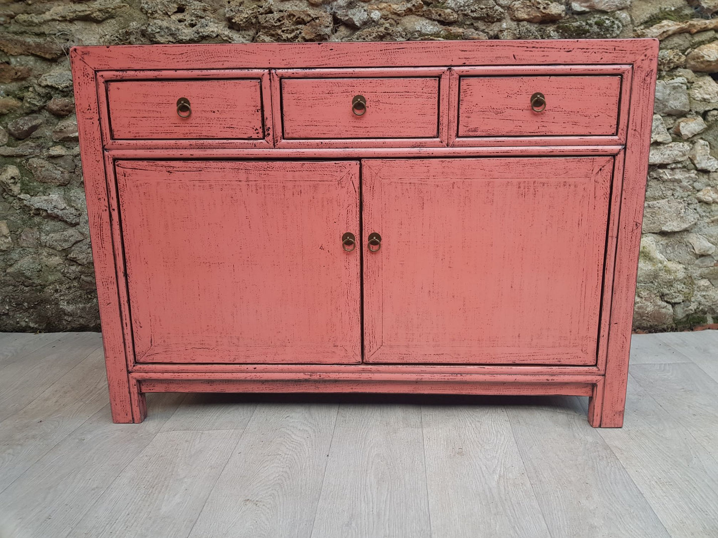 Buffet patine rose, 3 tiroirs 2 portes , laqué, vue de face