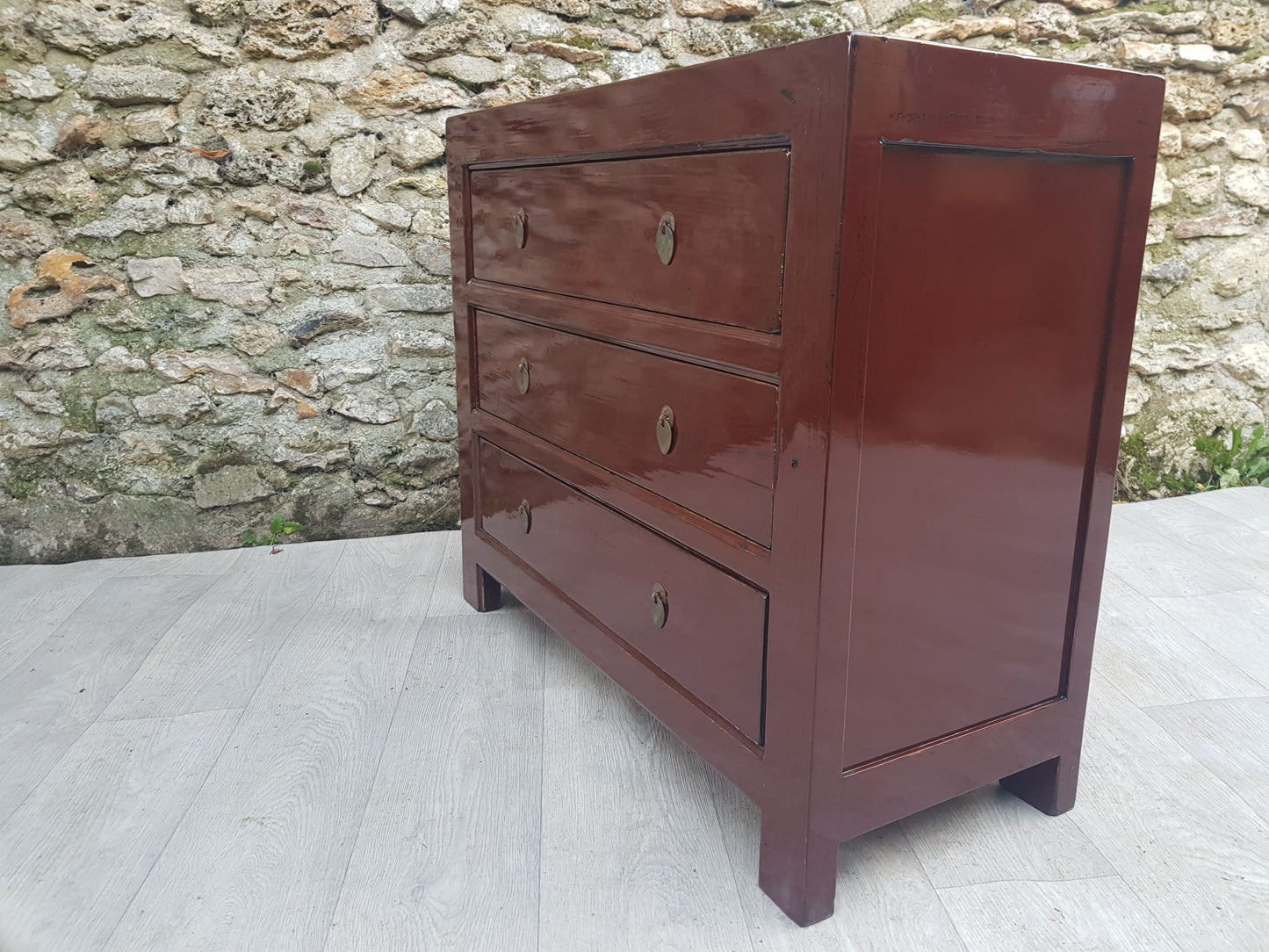 Commode rouge cerise, 3 tiroirs, laquée, vue côté droit