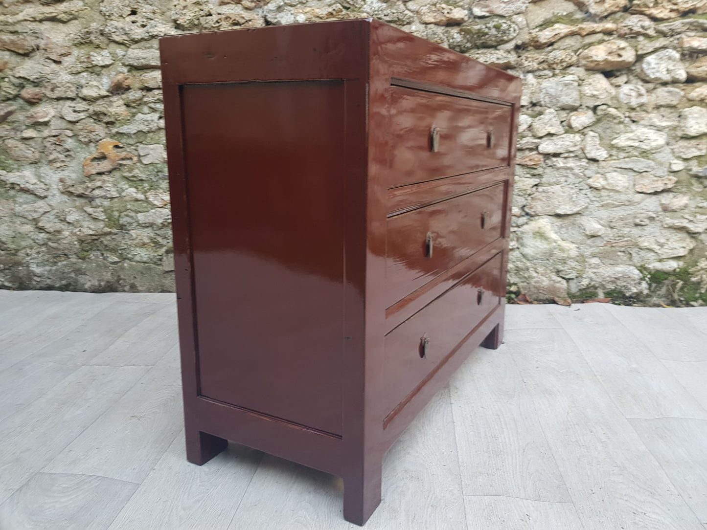 Commode rouge cerise, 3 tiroirs, laquée vue de gauche