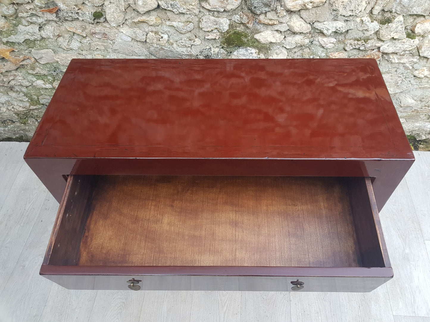 Commode rouge cerise, 3 tiroirs, laquée, vue de dessus avec tiroir ouvert