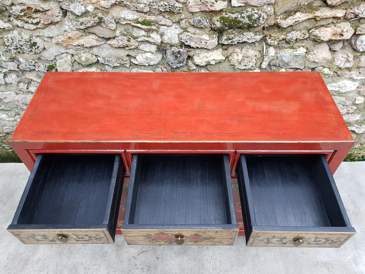 Moyen buffet 3 tiroirs 2 portes motif floral patchwork couleur rouge clair 2
