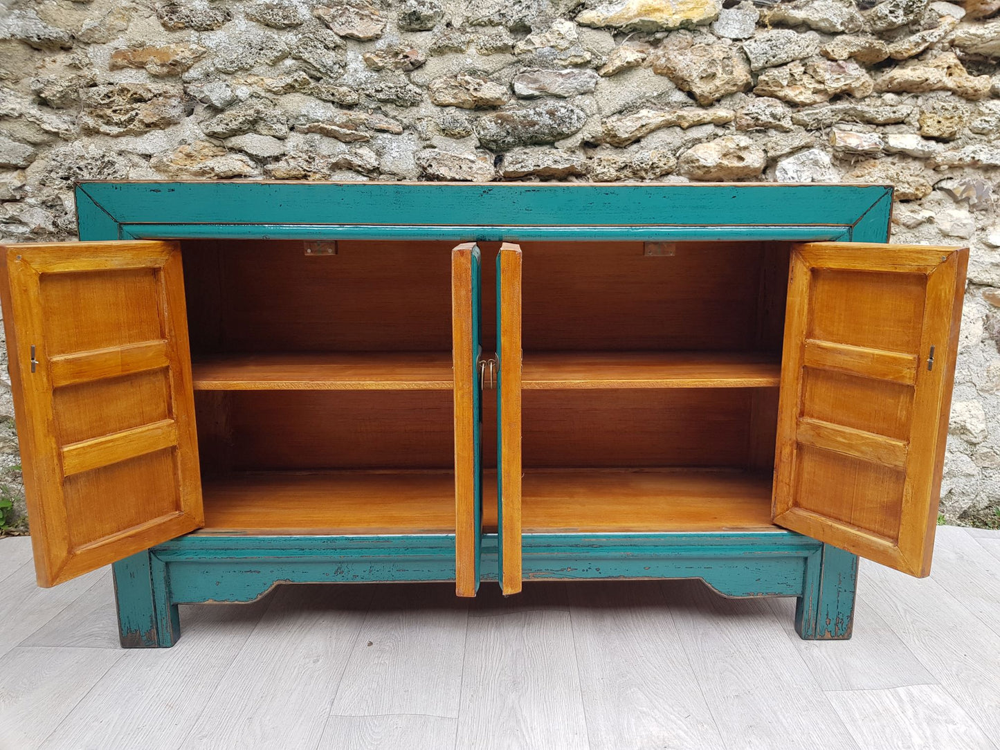 moyen meuble salon laqué bleu turquoise à croisillons portes ouvertes