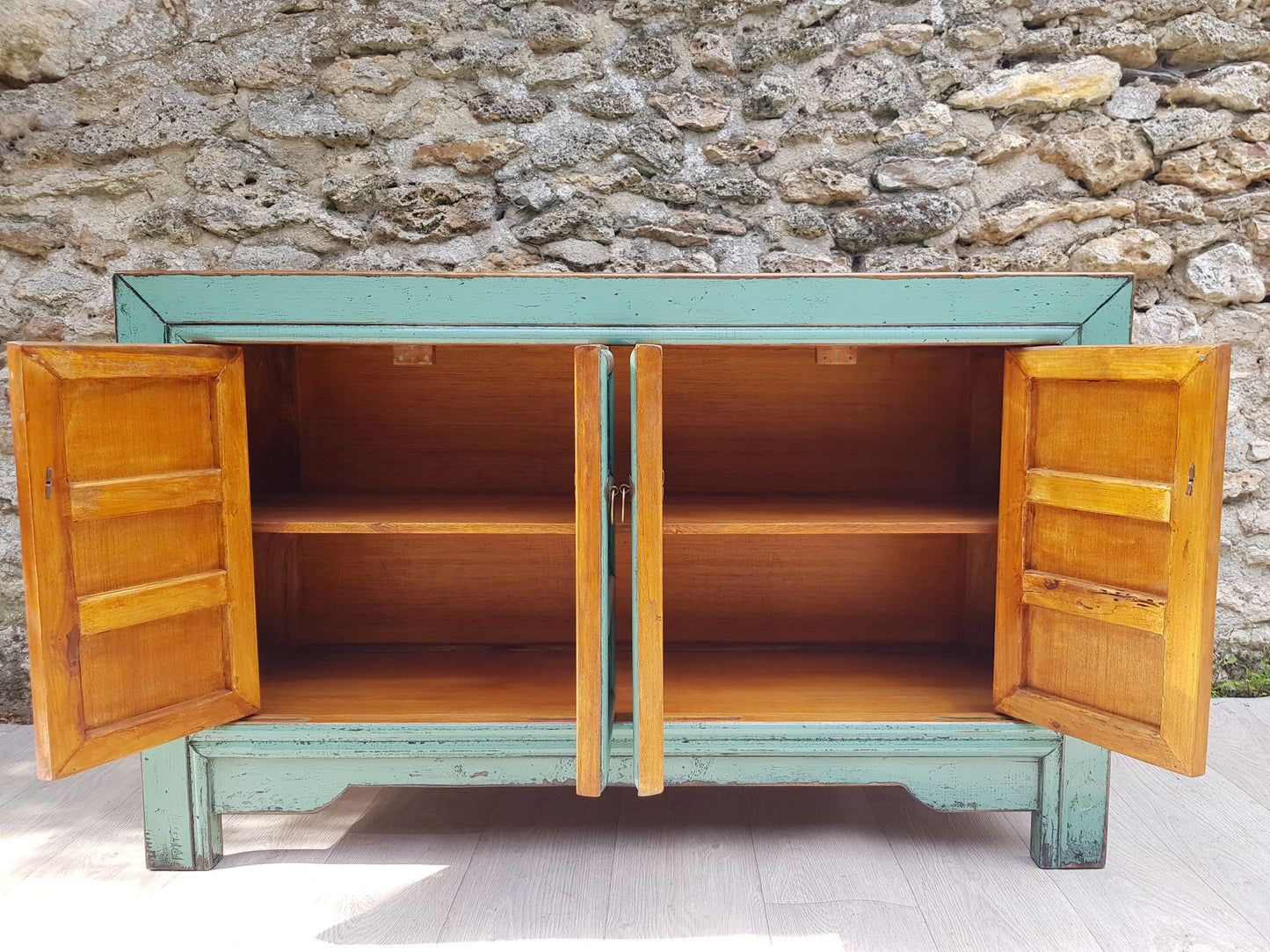 moyen meuble buffet portes à croisillons laqué blanc-bleu pâle portes ouvertes