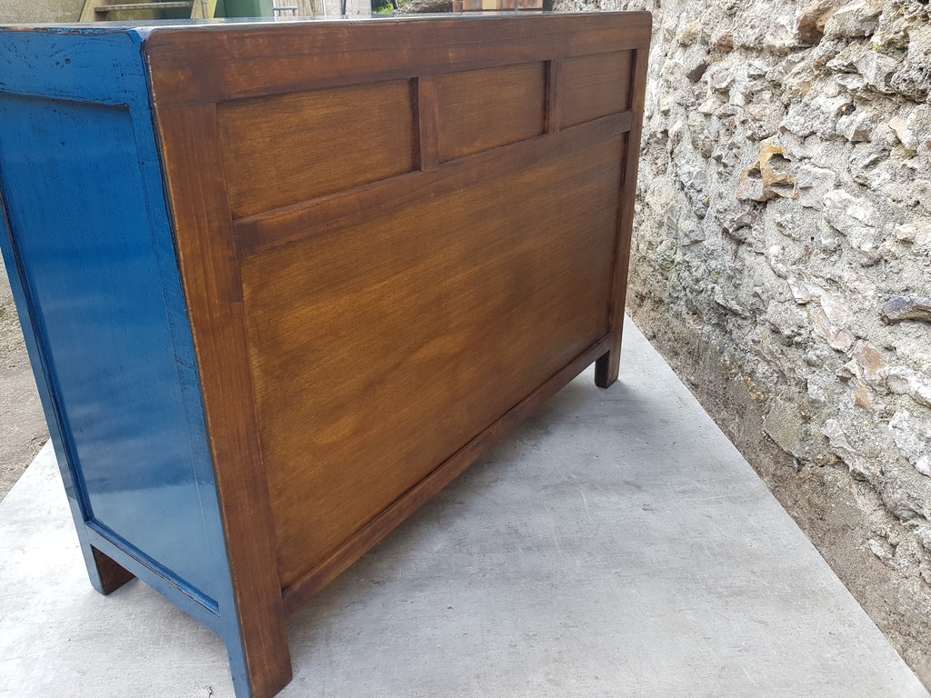 Moyen buffet bleu pétrole vue de derrière