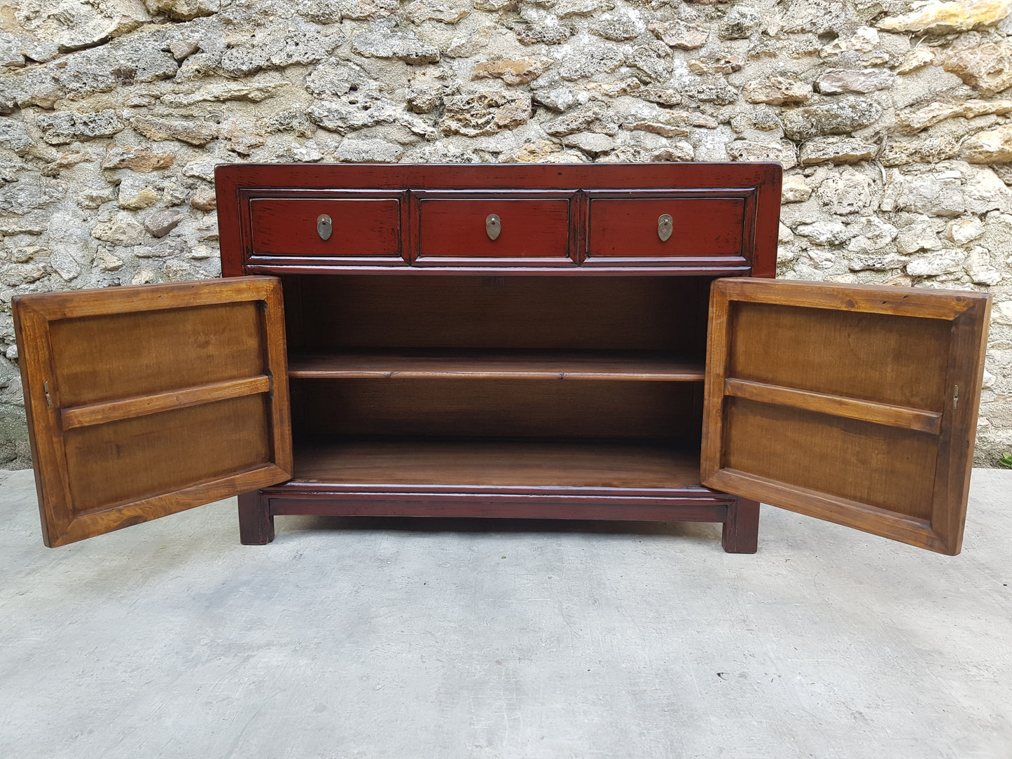 Buffet Laqué Rouge Sang-de-bœuf portes ouvertes