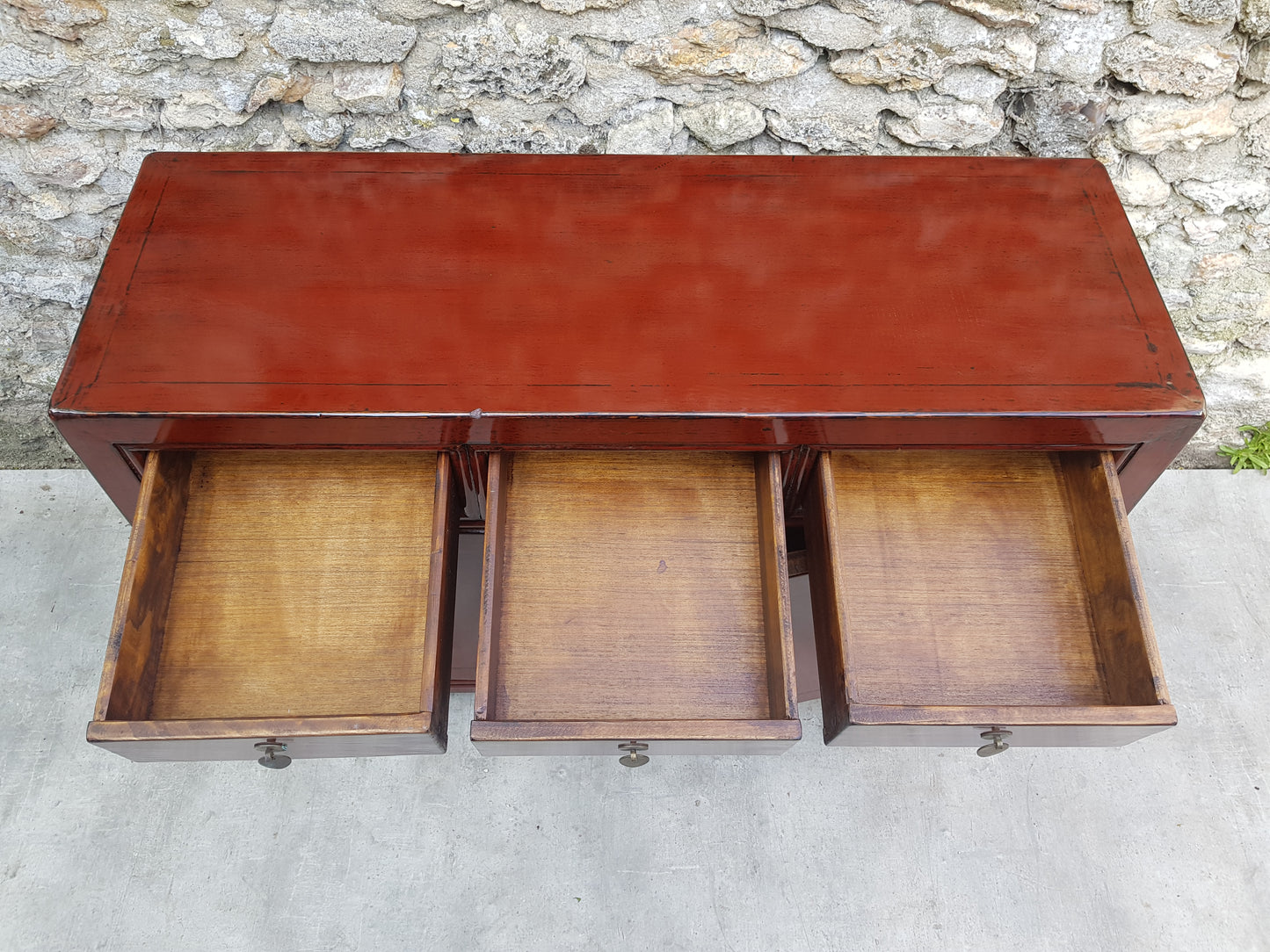 Buffet Laqué Rouge Sang-de-bœuf tiroirs ouverts