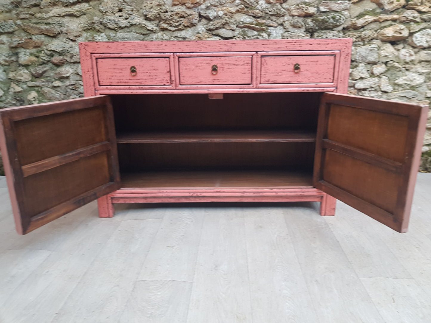 Buffet 3 tiroirs 2 portes rose clair laque portes ouvertes