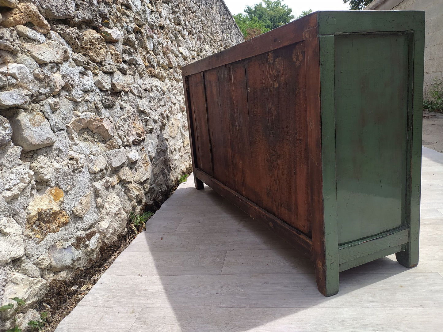 Grand buffet vert tilleul laqué 3 tiroirs et 4 portes vue de gauche et arrière