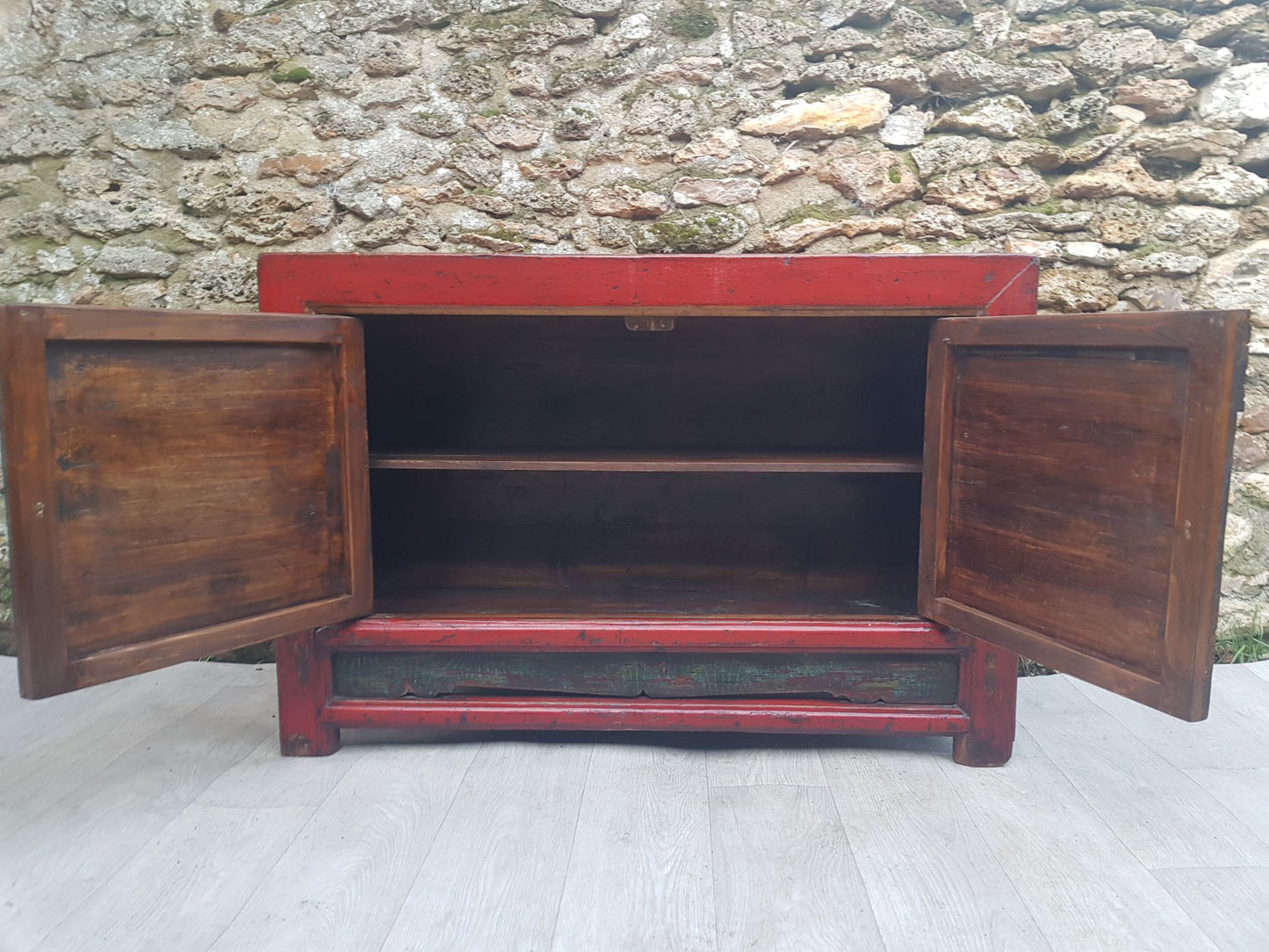 buffet Mongolie rouge sculpté portes ouvertes