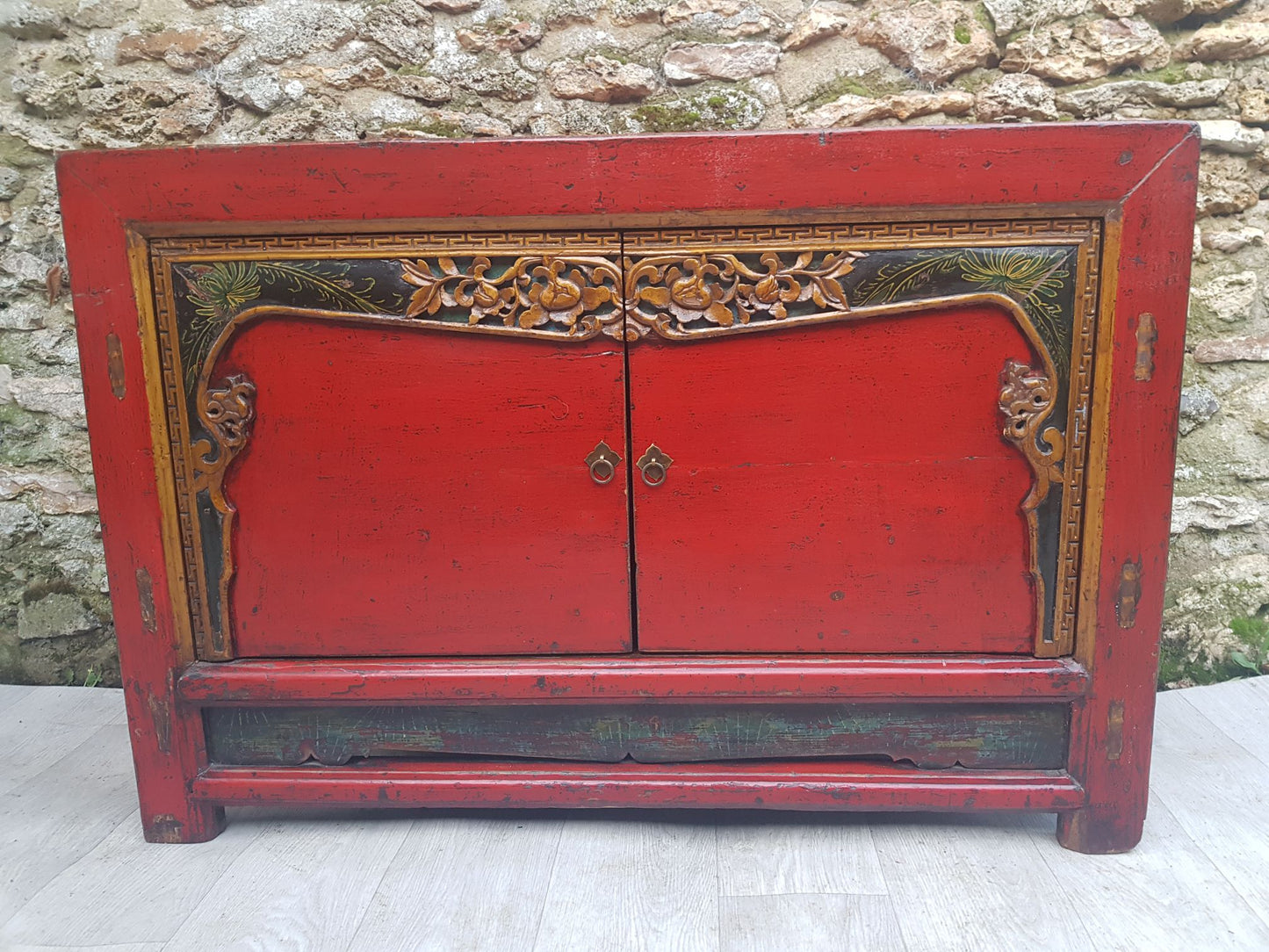 buffet Mongolie rouge sculpté face