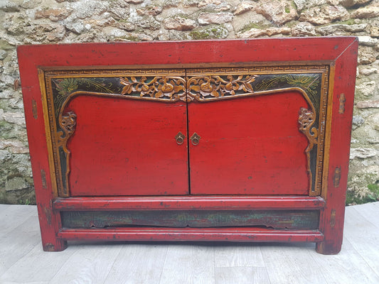 buffet Mongolie rouge sculpté face