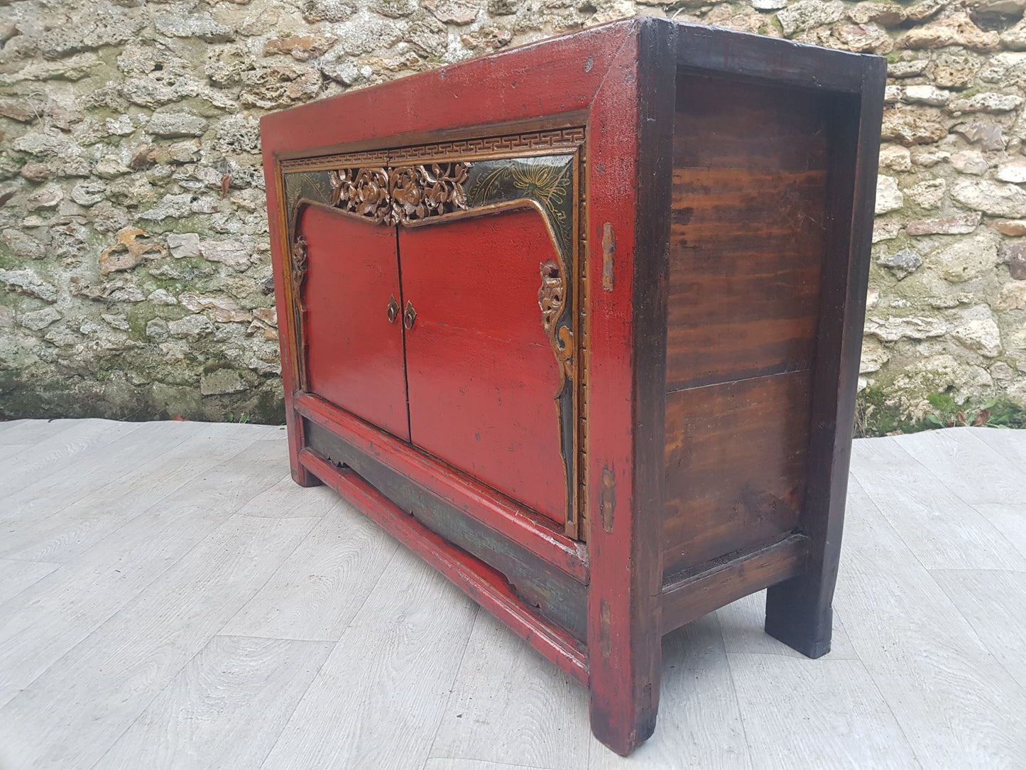 buffet Mongolie rouge sculpté droit
