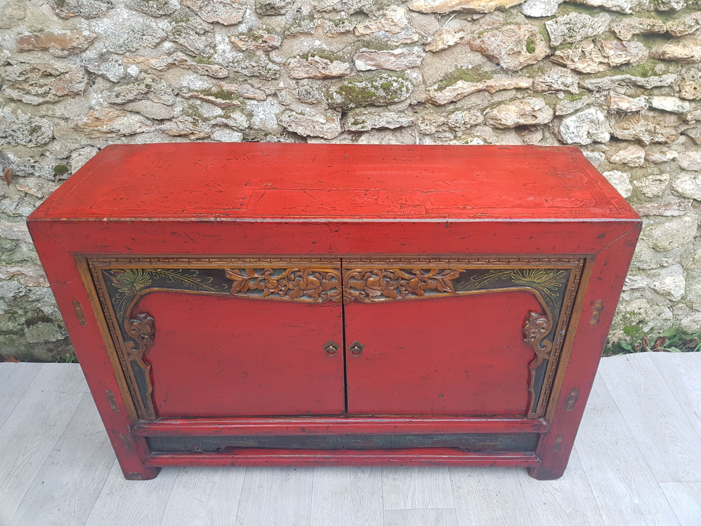 buffet Mongolie rouge sculpté dessus