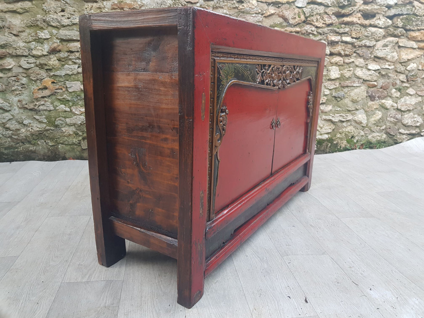 buffet Mongolie rouge sculpté gauche