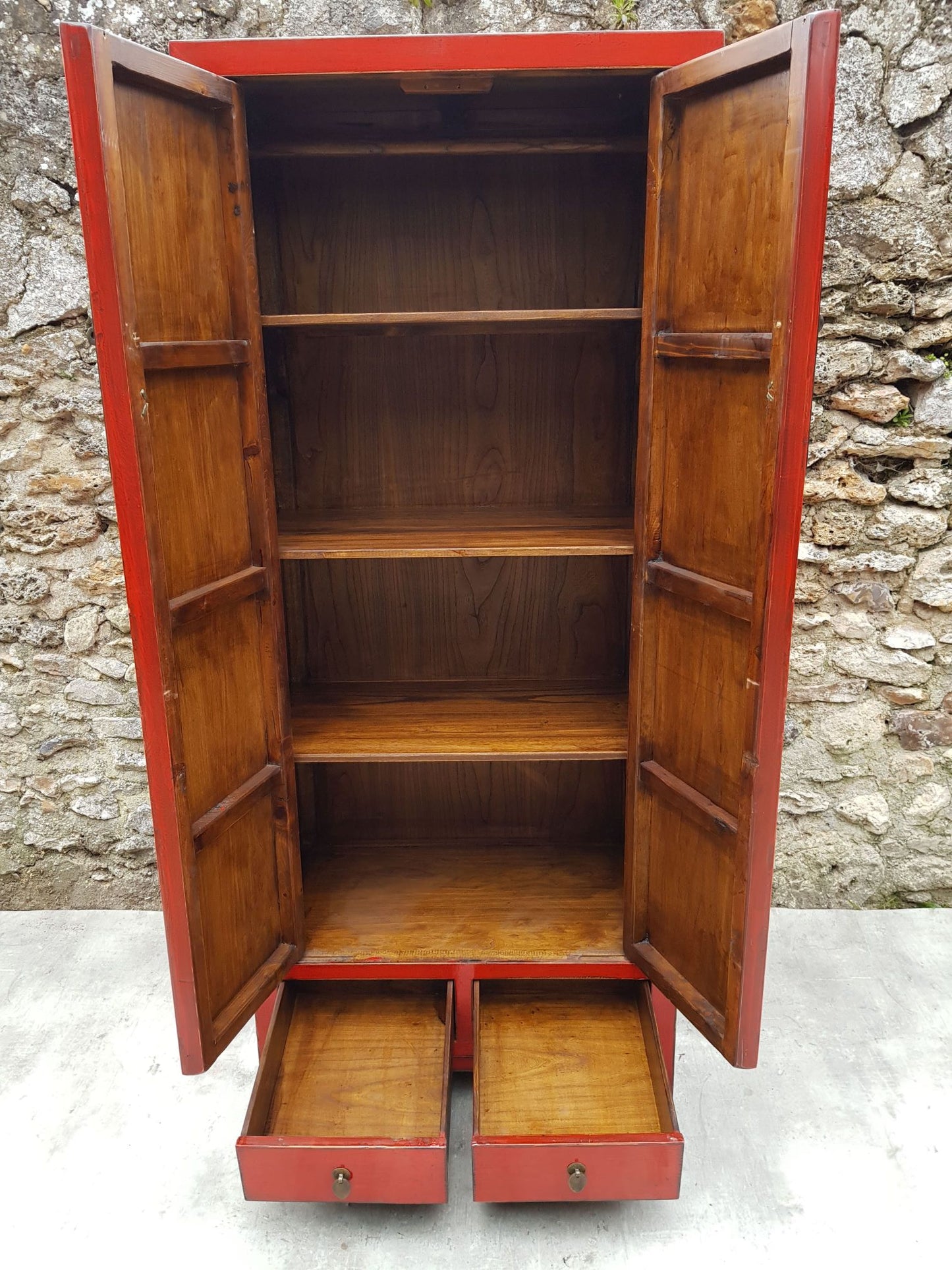 Armoire penderie rouge clair portes et tiroirs ouverts