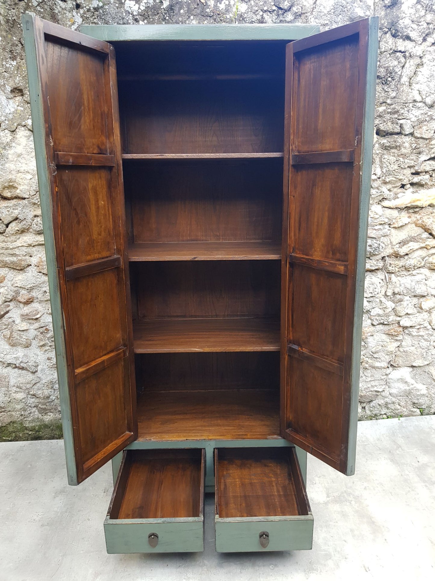 Armoire penderie vert d'eau portes et tiroirs ouverts