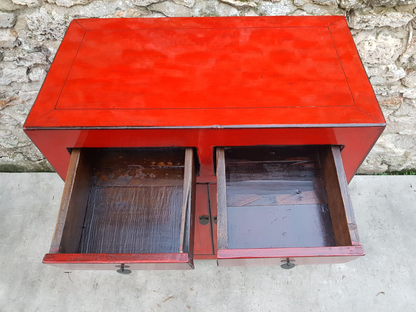 Petit buffet 2 tiroirs 2 portes rouge clair dessus tiroirs ouverts