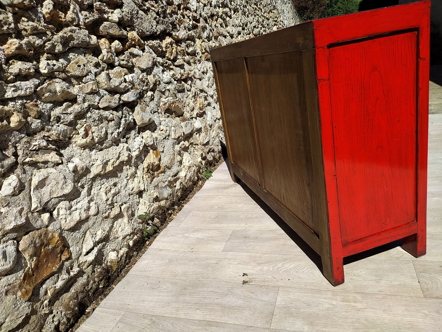 moyen buffet rouge clair laqué 3 tiroirs 2 portes côté gauche