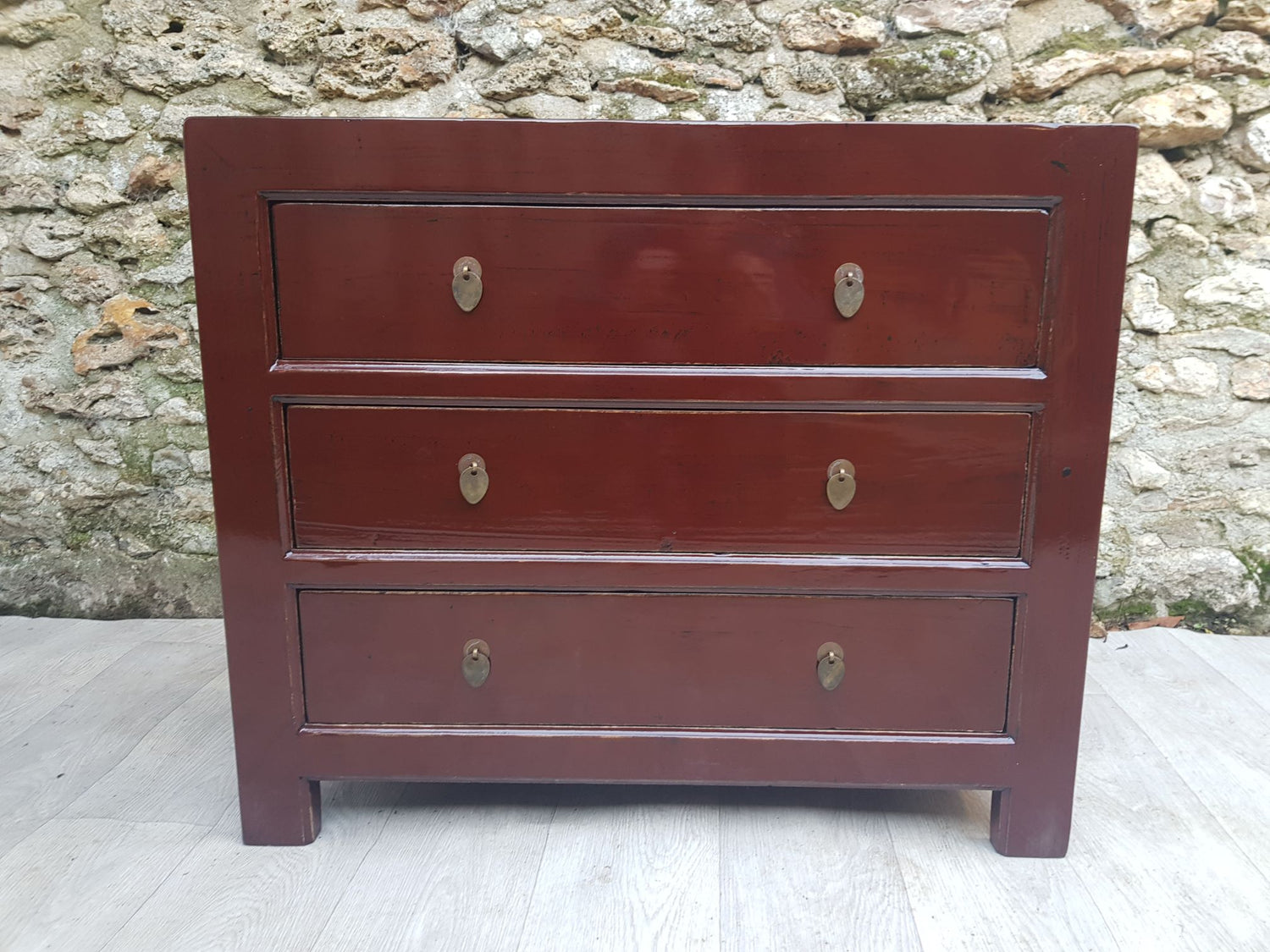 Commode rouge cerise, 3 tiroirs, finition laquée, vue de face 