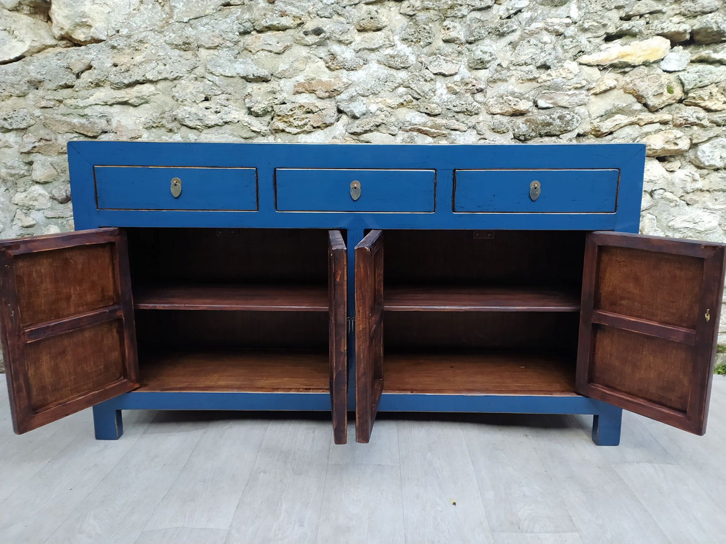 Grand buffet bleu pétrole laqué 3 tiroirs et 4 portes ouvertes