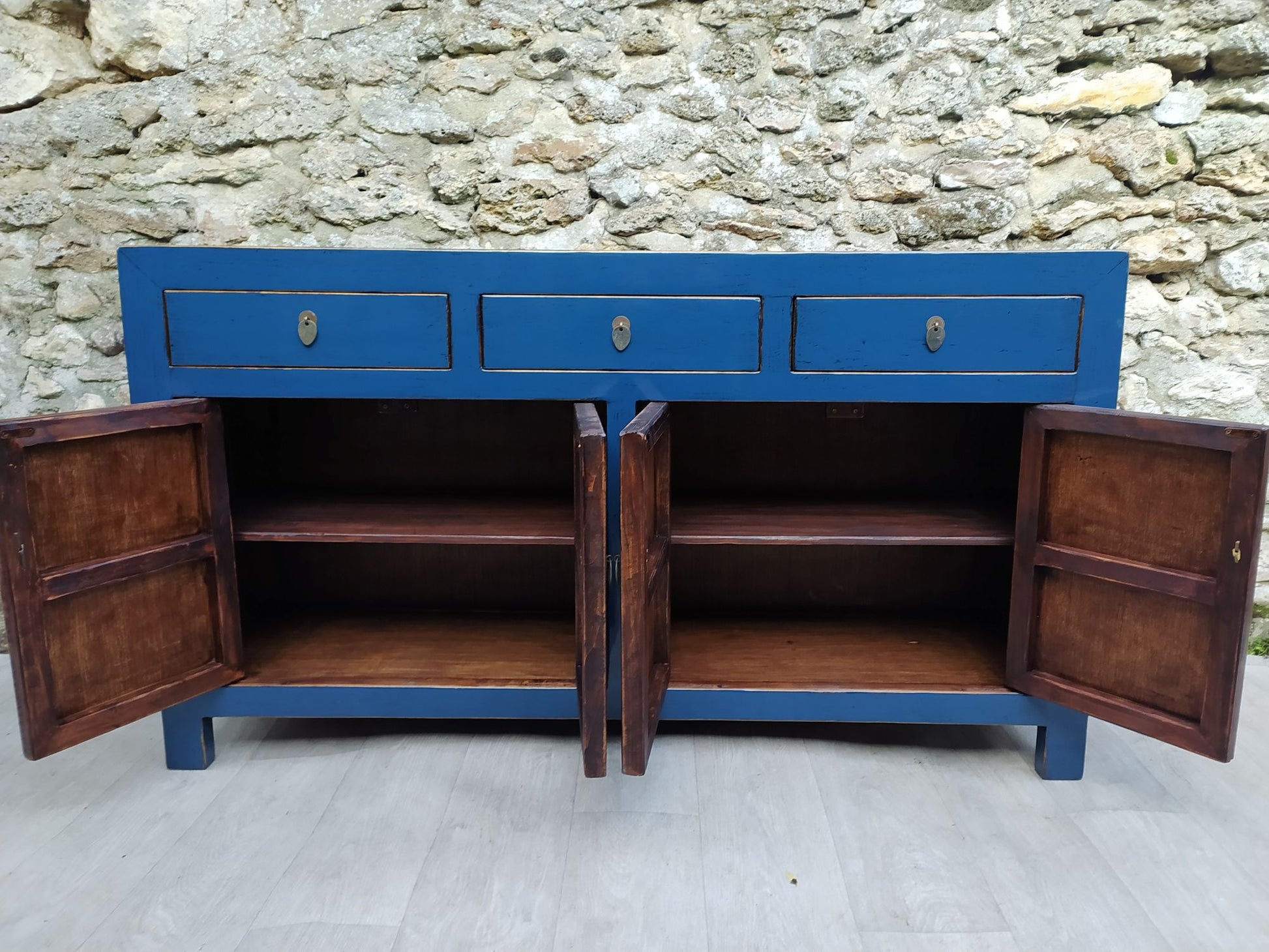 Grand buffet bleu pétrole laqué 3 tiroirs et 4 portes ouvertes