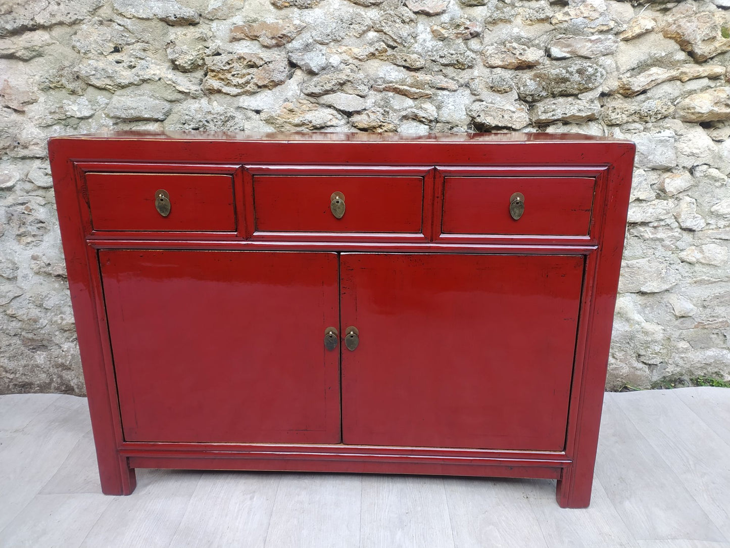 Moyen buffet rouge cerise laqué 3 tiroirs et 2 portes face