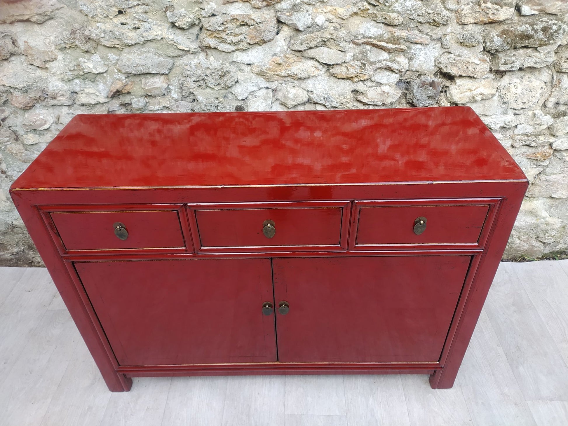 Moyen buffet rouge cerise laqué 3 tiroirs et 2 portes dessus