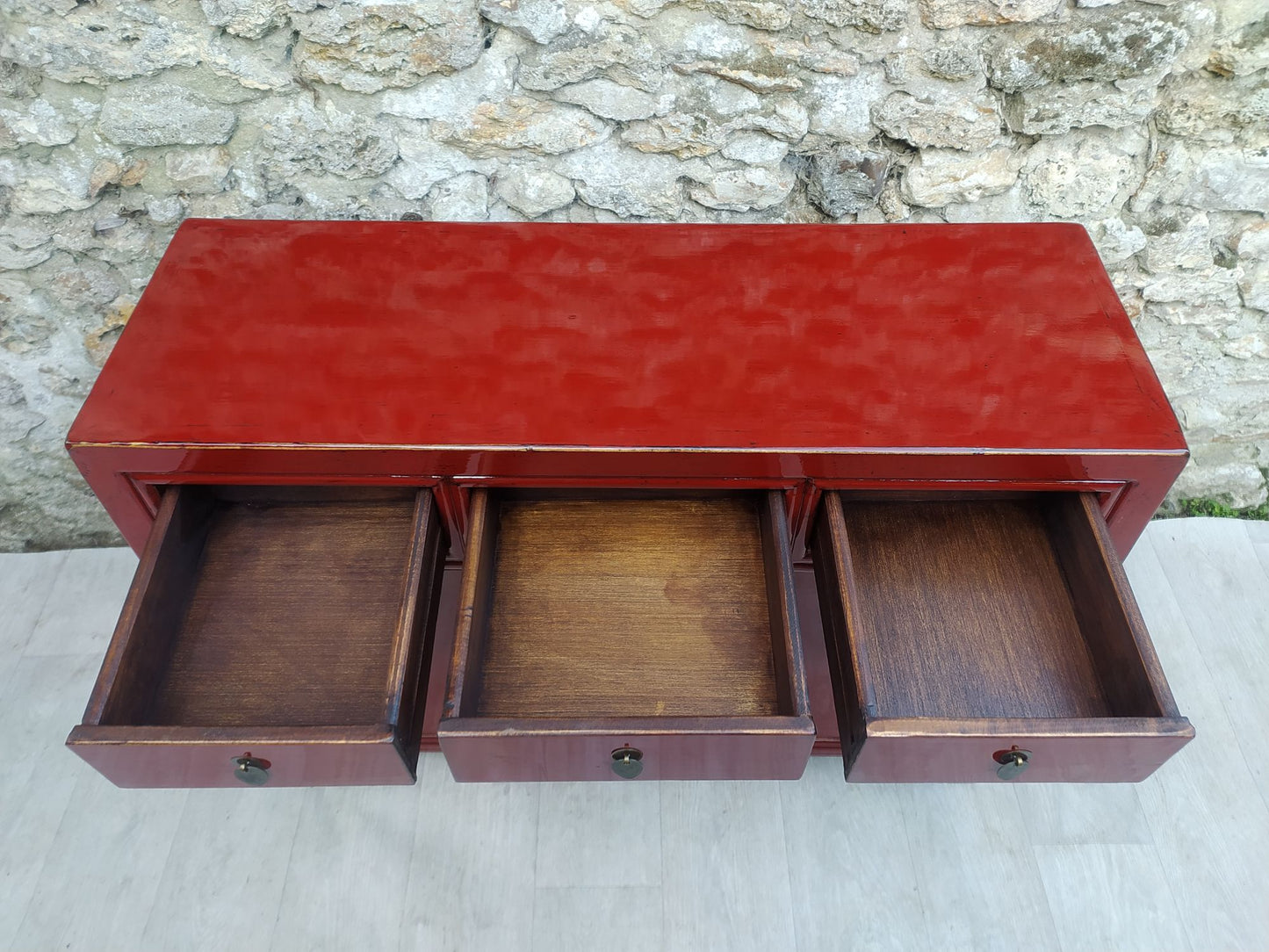 Moyen buffet rouge cerise laqué 2 portes et 3 tiroirs ouverts
