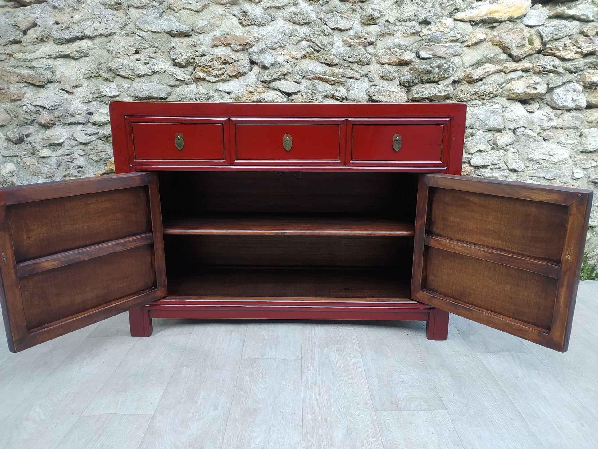 Moyen buffet rouge cerise laqué 3 tiroirs et 2 portes ouvertes