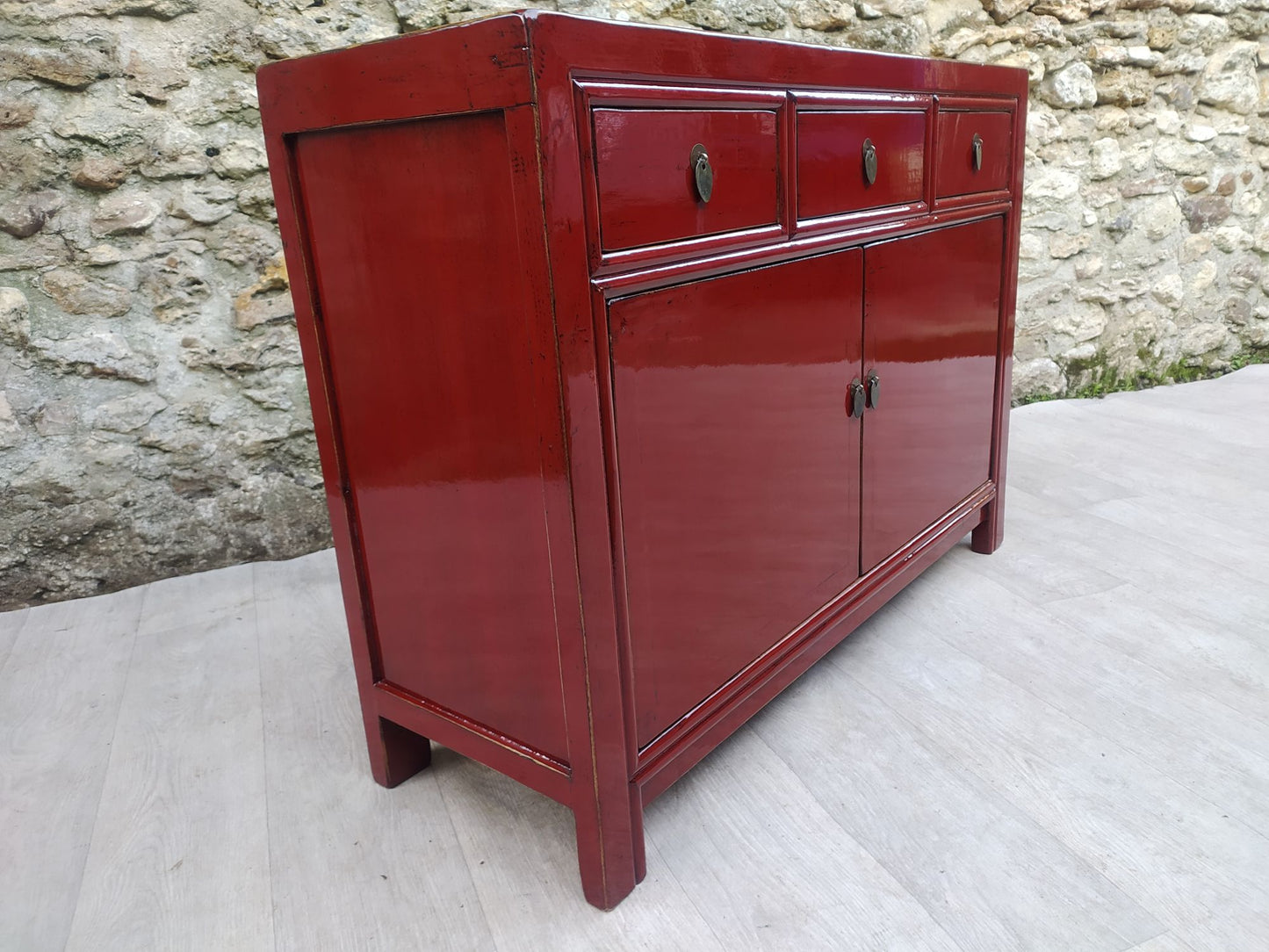 Moyen buffet rouge cerise laqué 3 tiroirs et 2 portes gauche