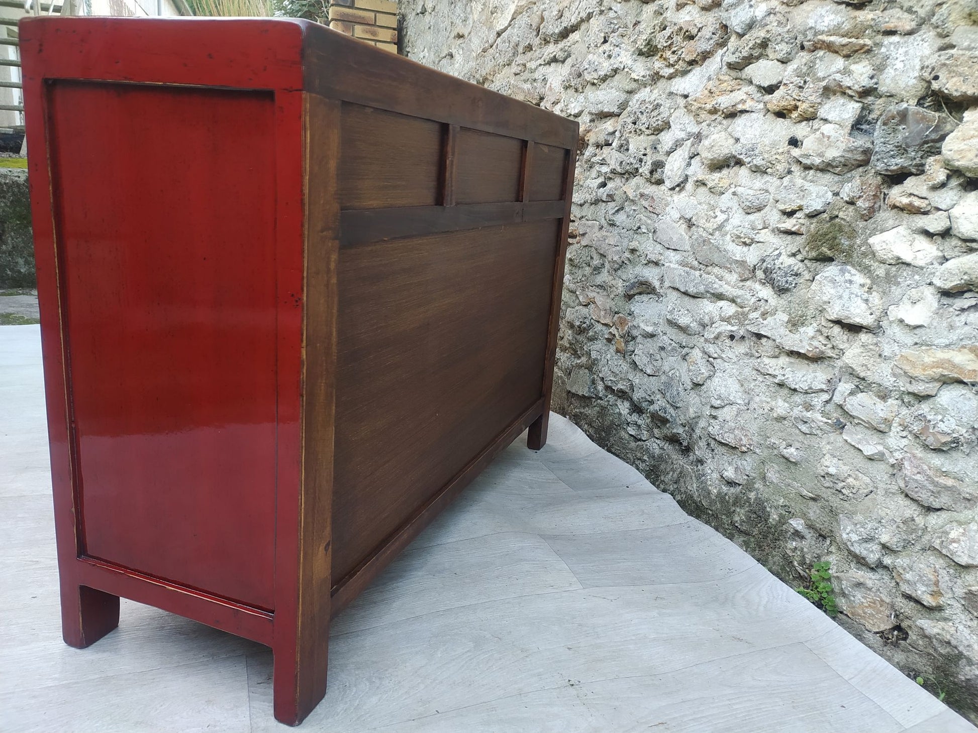 Moyen buffet rouge cerise laqué 3 tiroirs et 2 portes arrière