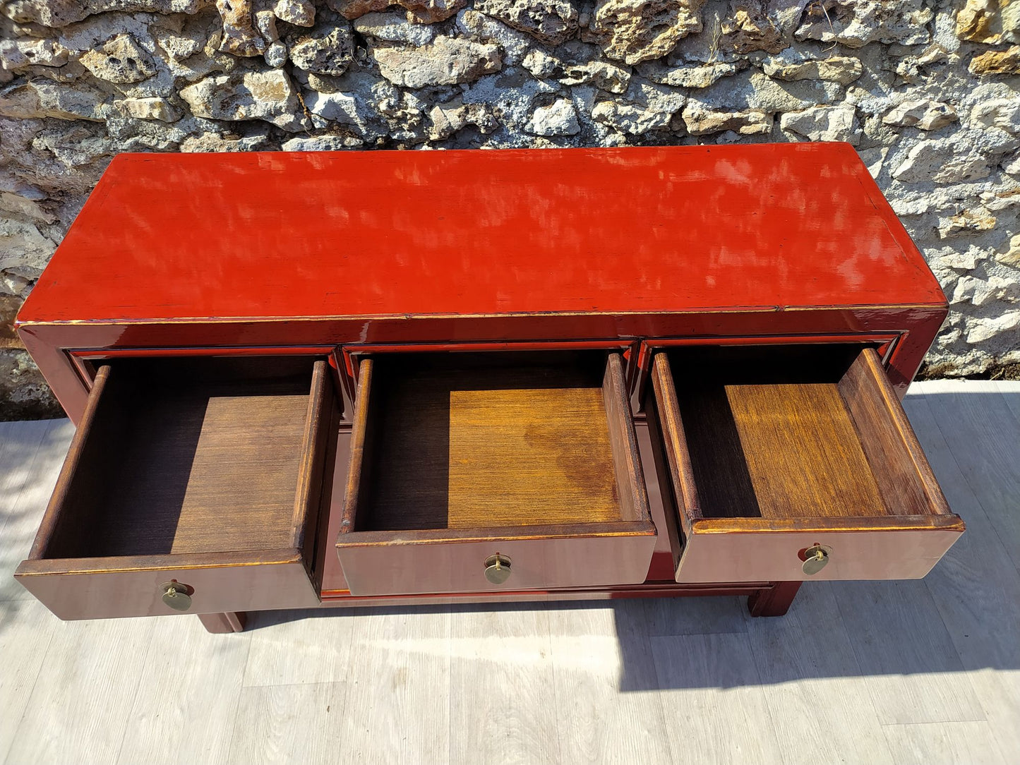 meuble cerise laqué tiroirs ouverts