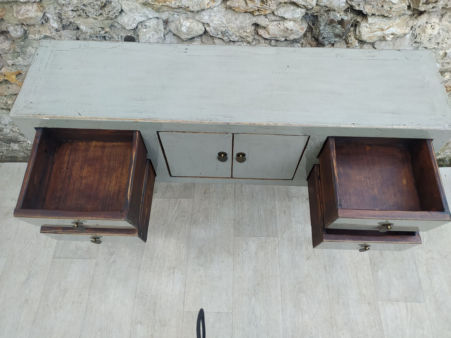 Console grise laquée 2 portes et 4 tiroirs ouverts