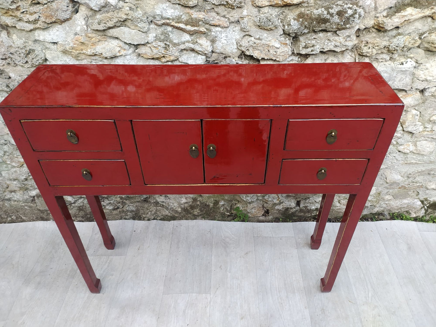 Console rouge cerise laquée dessus