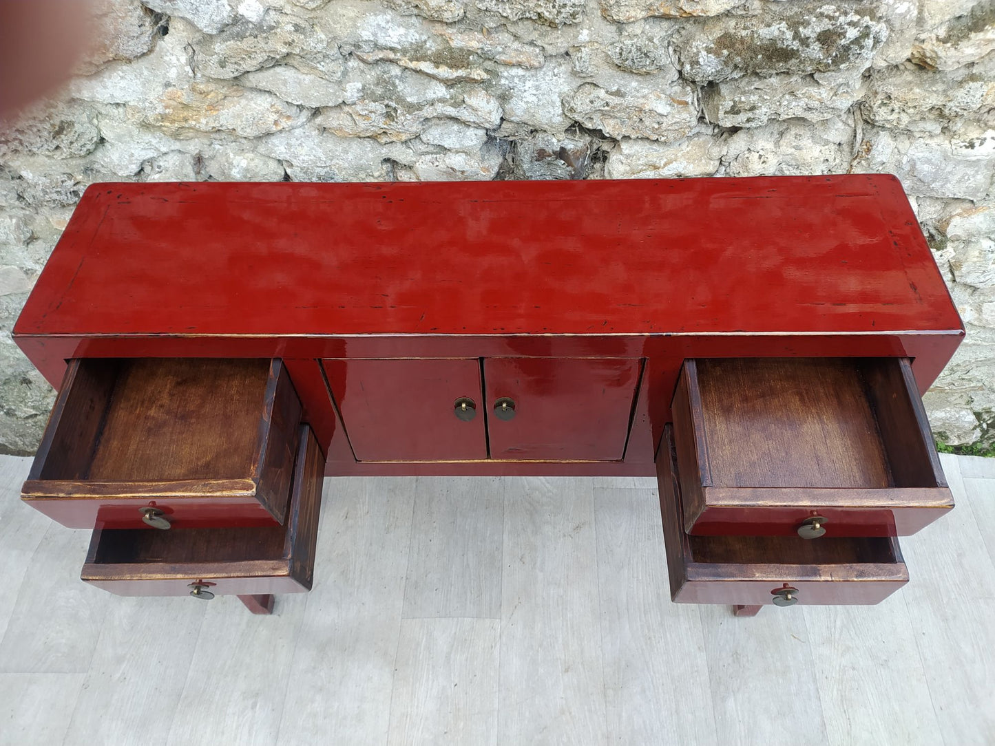 Console rouge cerise laquée 4 tiroirs ouverts
