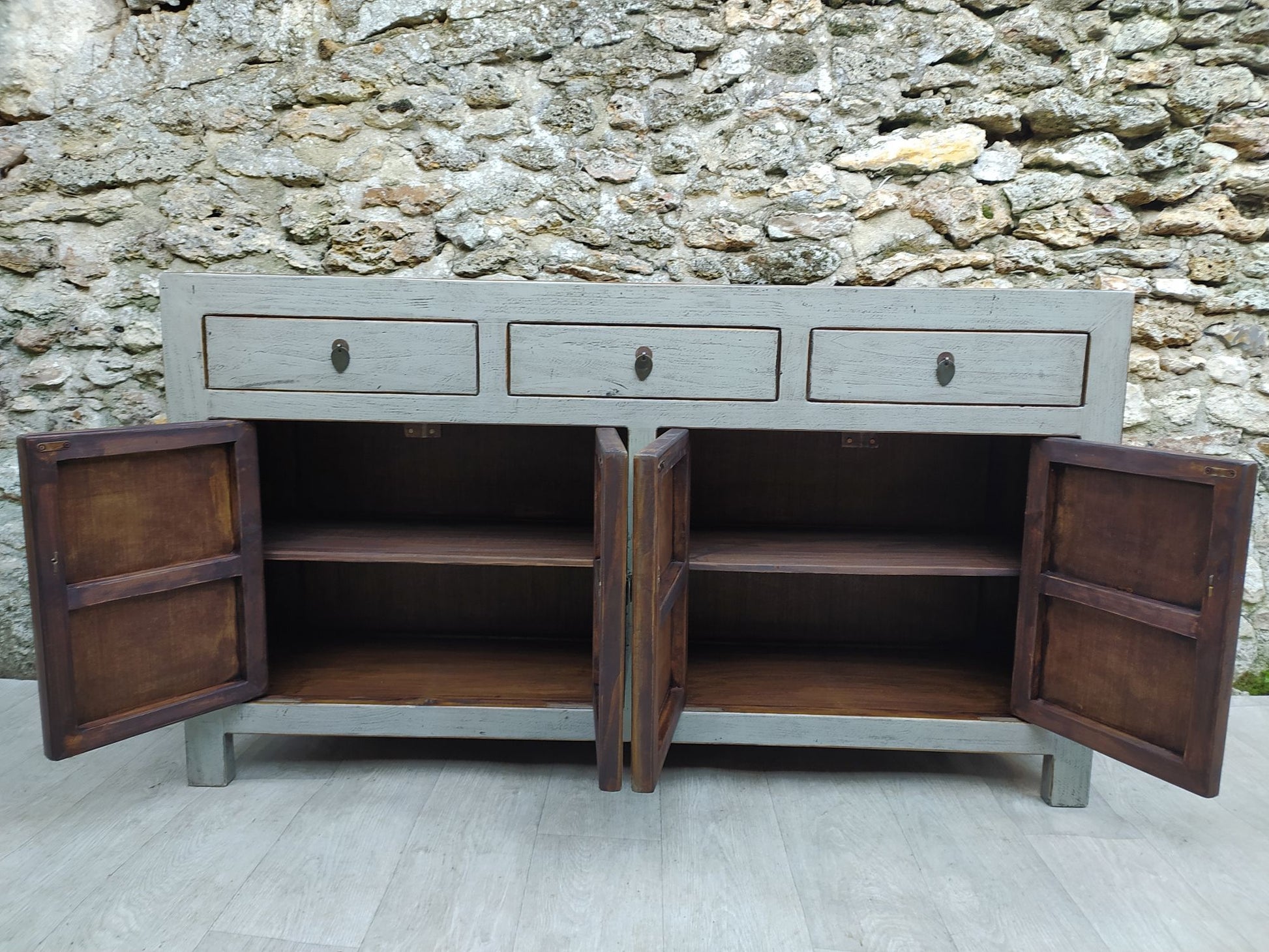 Grand buffet gris clair laqué 3 tiroirs et 4 portes ouvertes