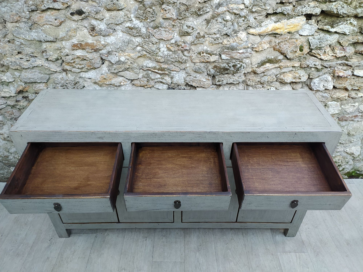 Grand buffet gris clair laqué 3 tiroirs ouverts et 4 portes