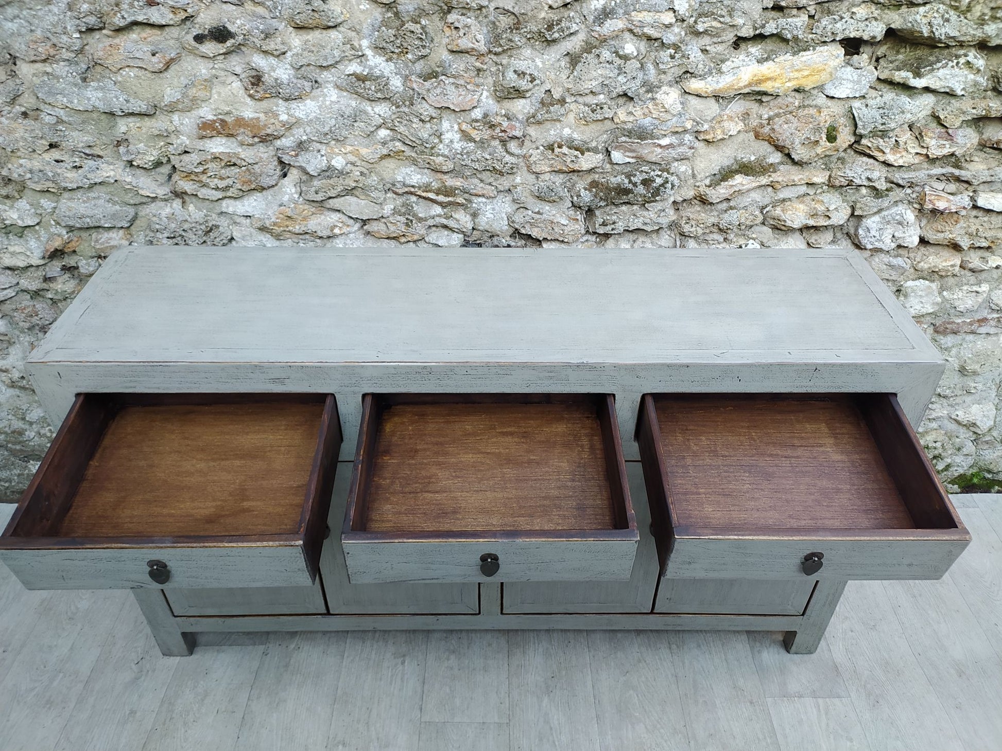 Grand buffet gris clair laqué 3 tiroirs ouverts et 4 portes