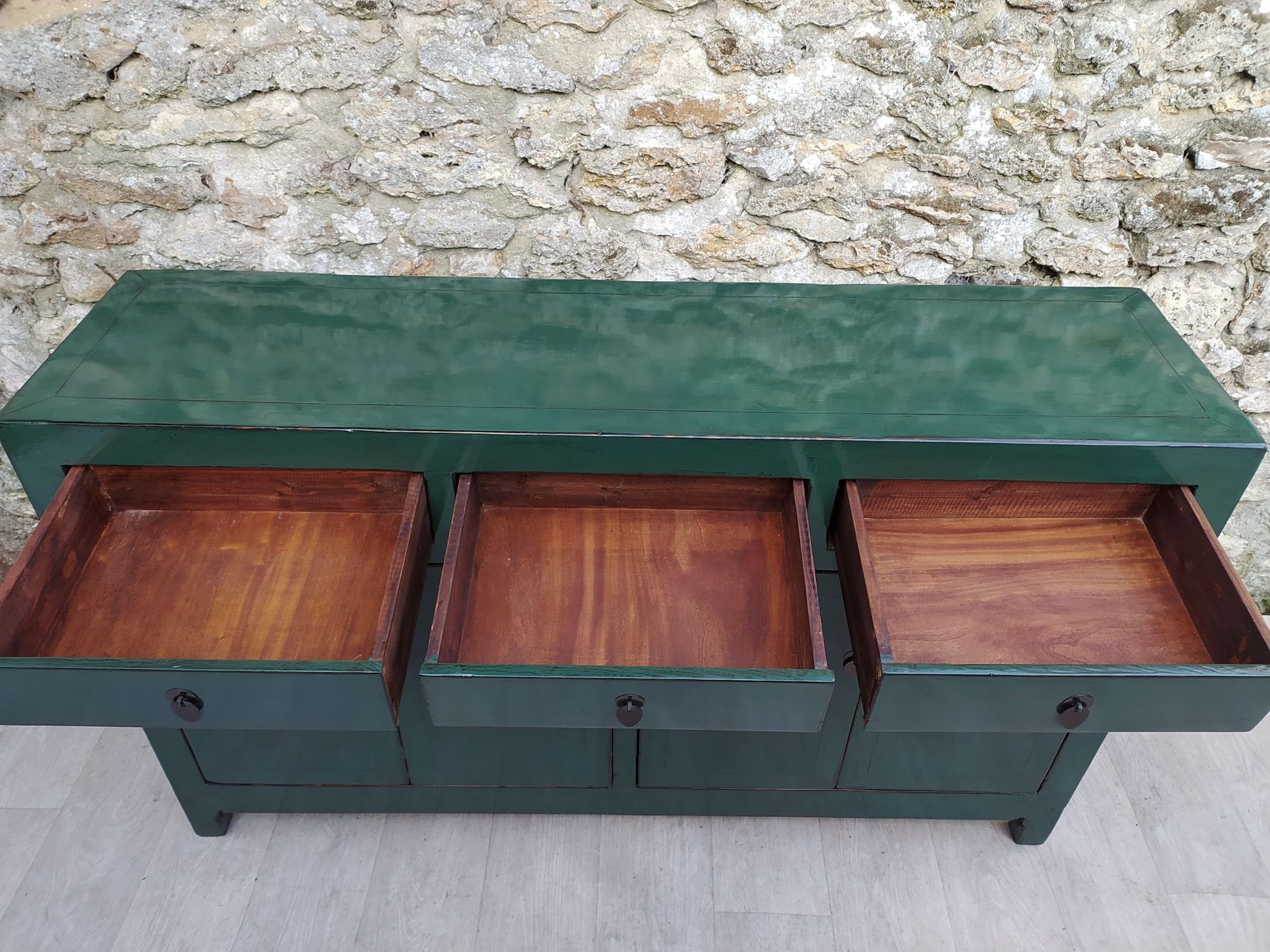 Grand buffet vert paon laqué 4 portes et 3 tiroirs ouverts