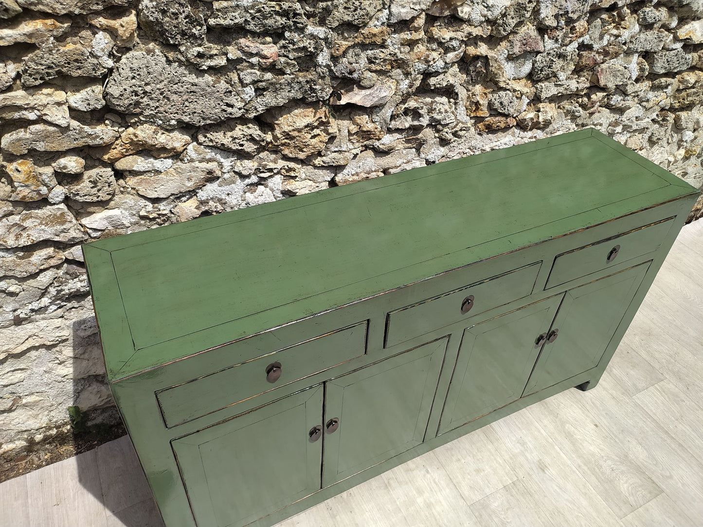 Grand buffet vert tilleul laqué 3 tiroirs et 4 portes vue de dessus