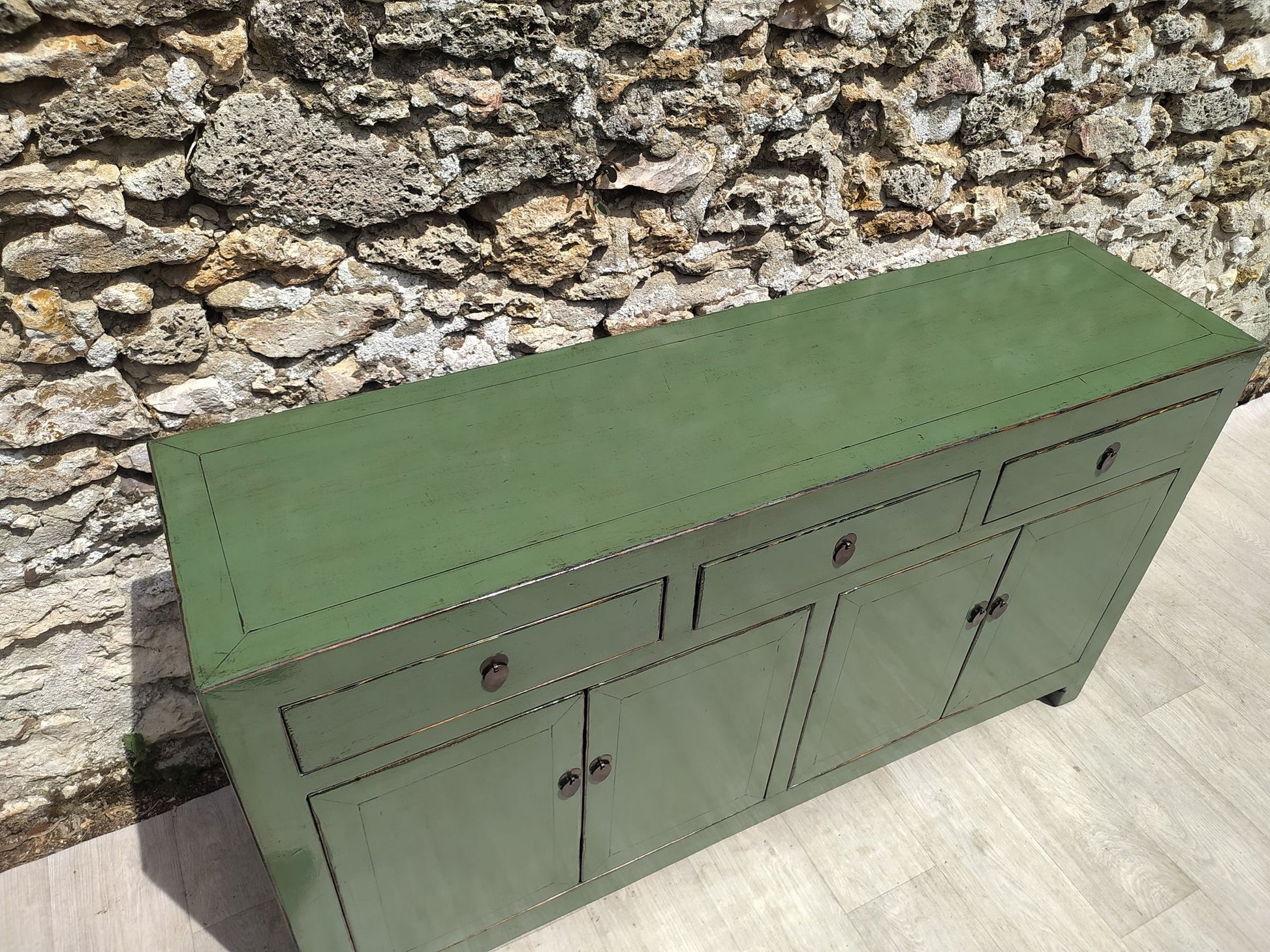 Grand buffet vert tilleul laqué 3 tiroirs et 4 portes vue de dessus