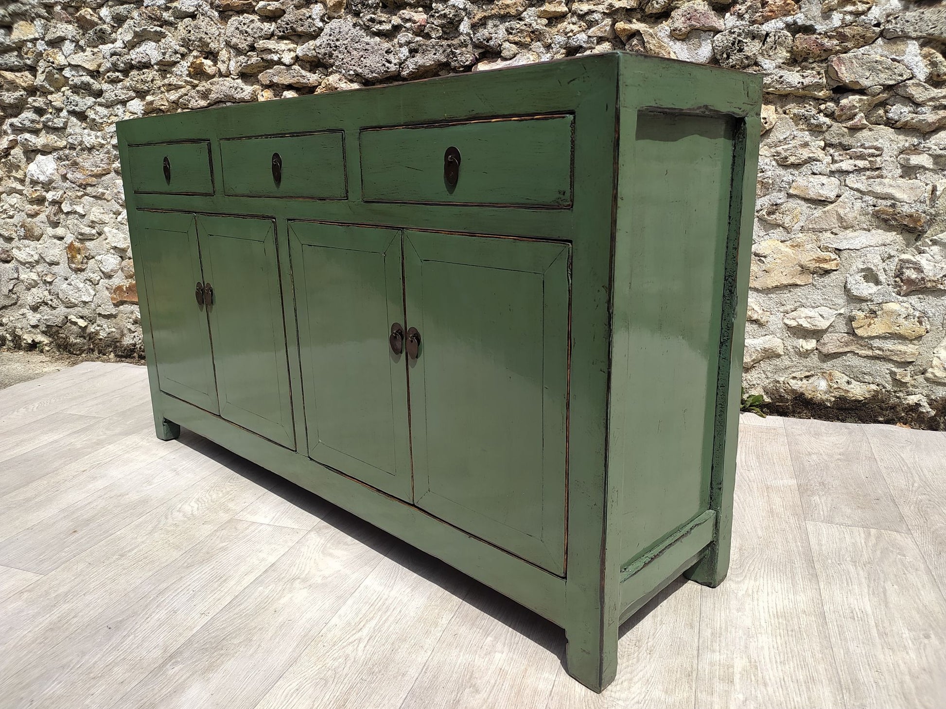 Grand buffet vert tilleul laqué 3 tiroirs et 4 portes vue de droite