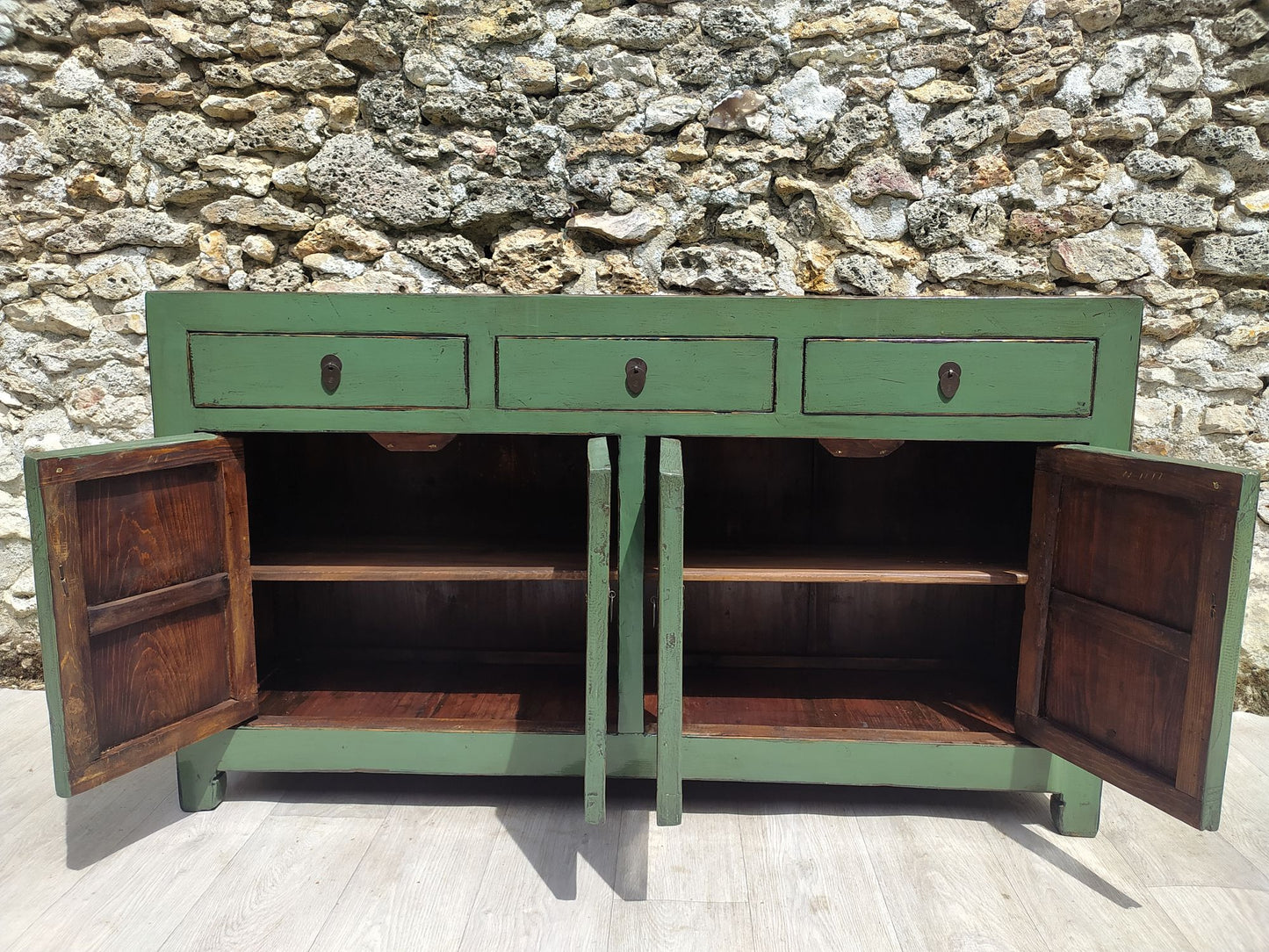 Grand buffet vert tilleul laqué 3 tiroirs et 4 portes ouvertes