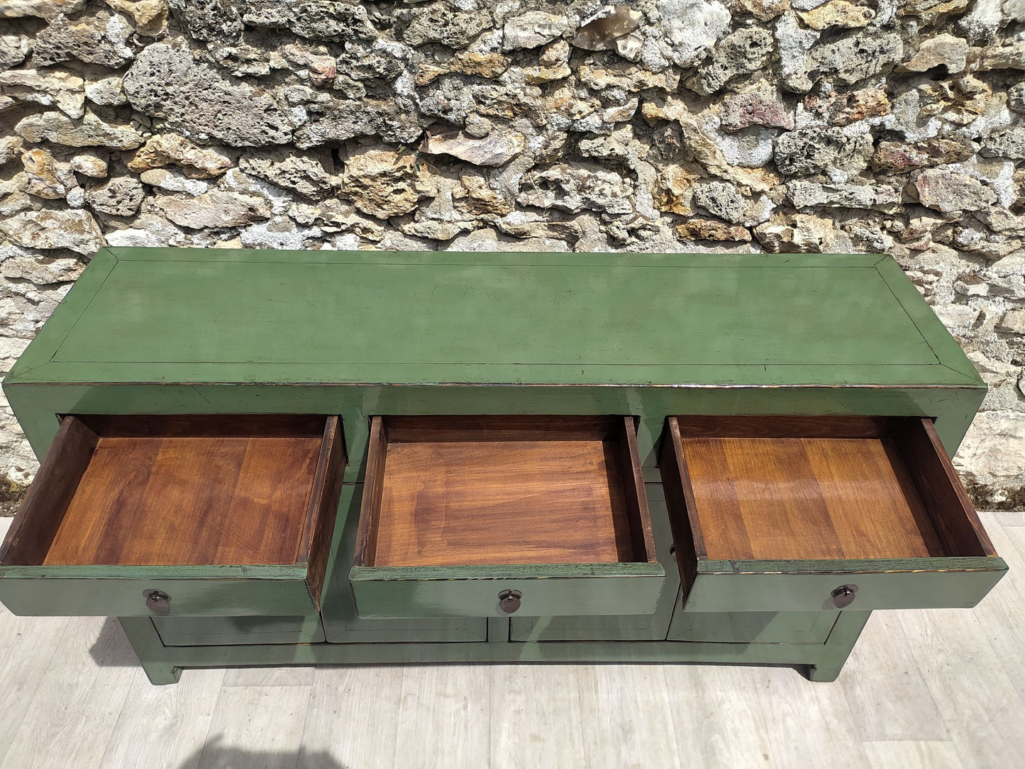 Grand buffet vert tilleul laqué 3 tiroirs ouverts et 4 portes