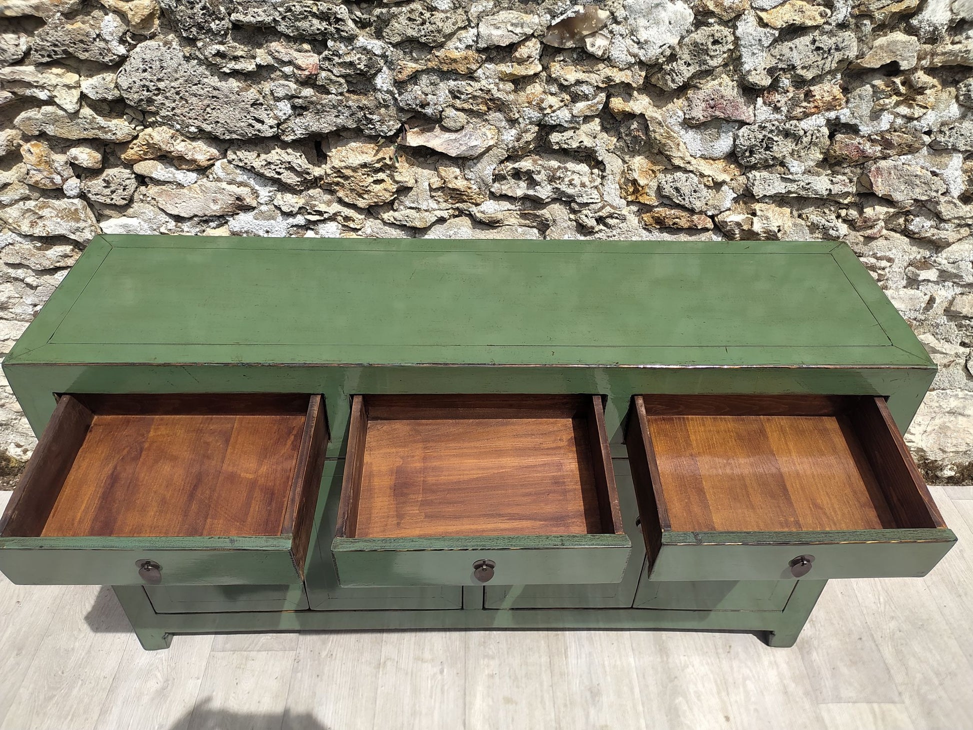 Grand buffet vert tilleul laqué 3 tiroirs ouverts et 4 portes