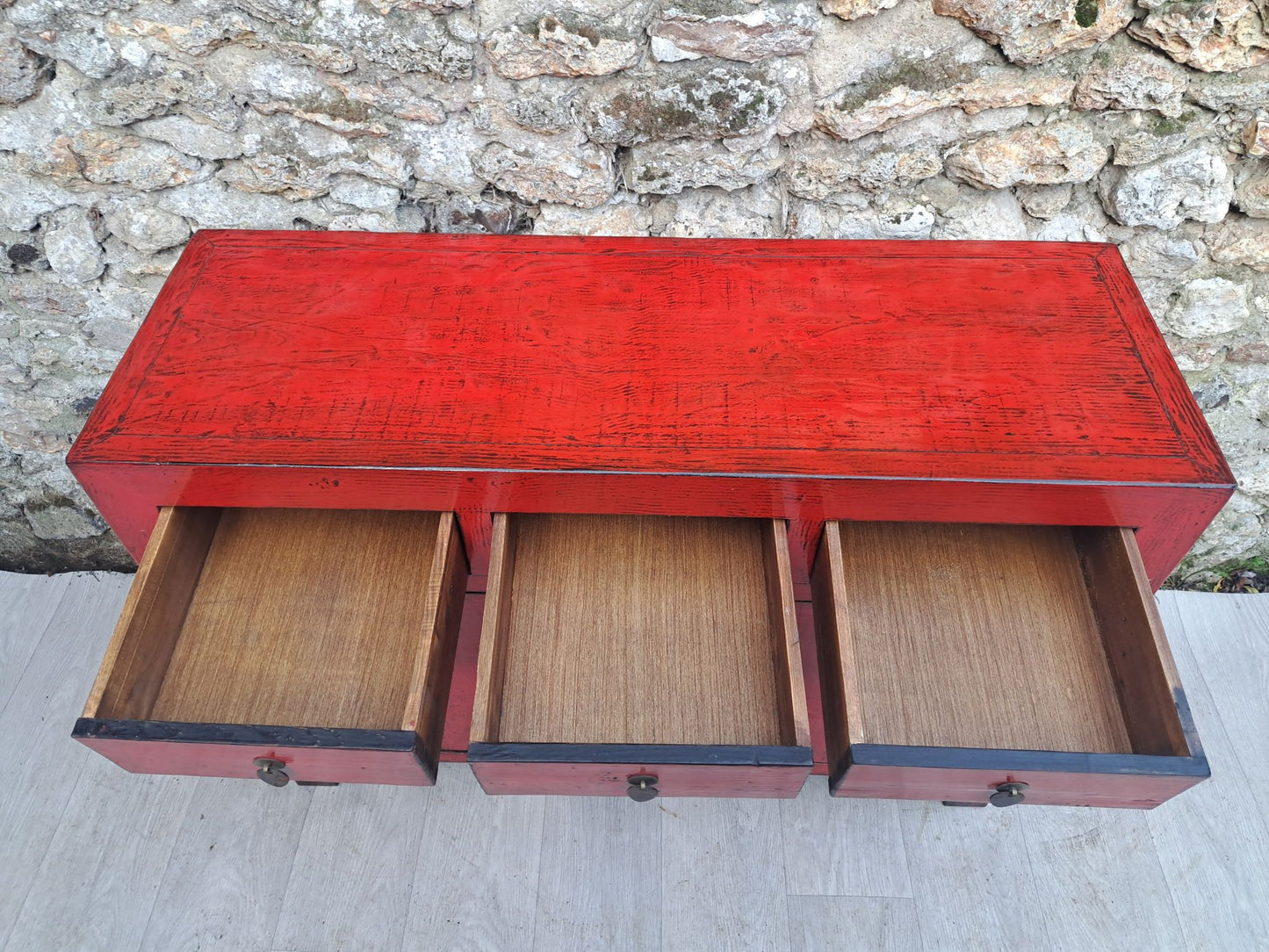 Moyen meuble rouge vieilli laqué 3 tiroirs ouverts et 2 potes