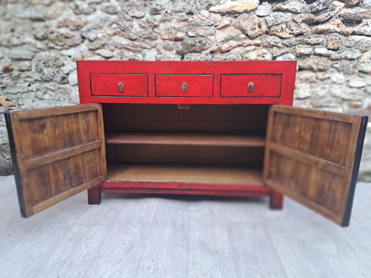 Moyen meuble rouge vieilli laqué 3 tiroirs et 2 potes ouvertes