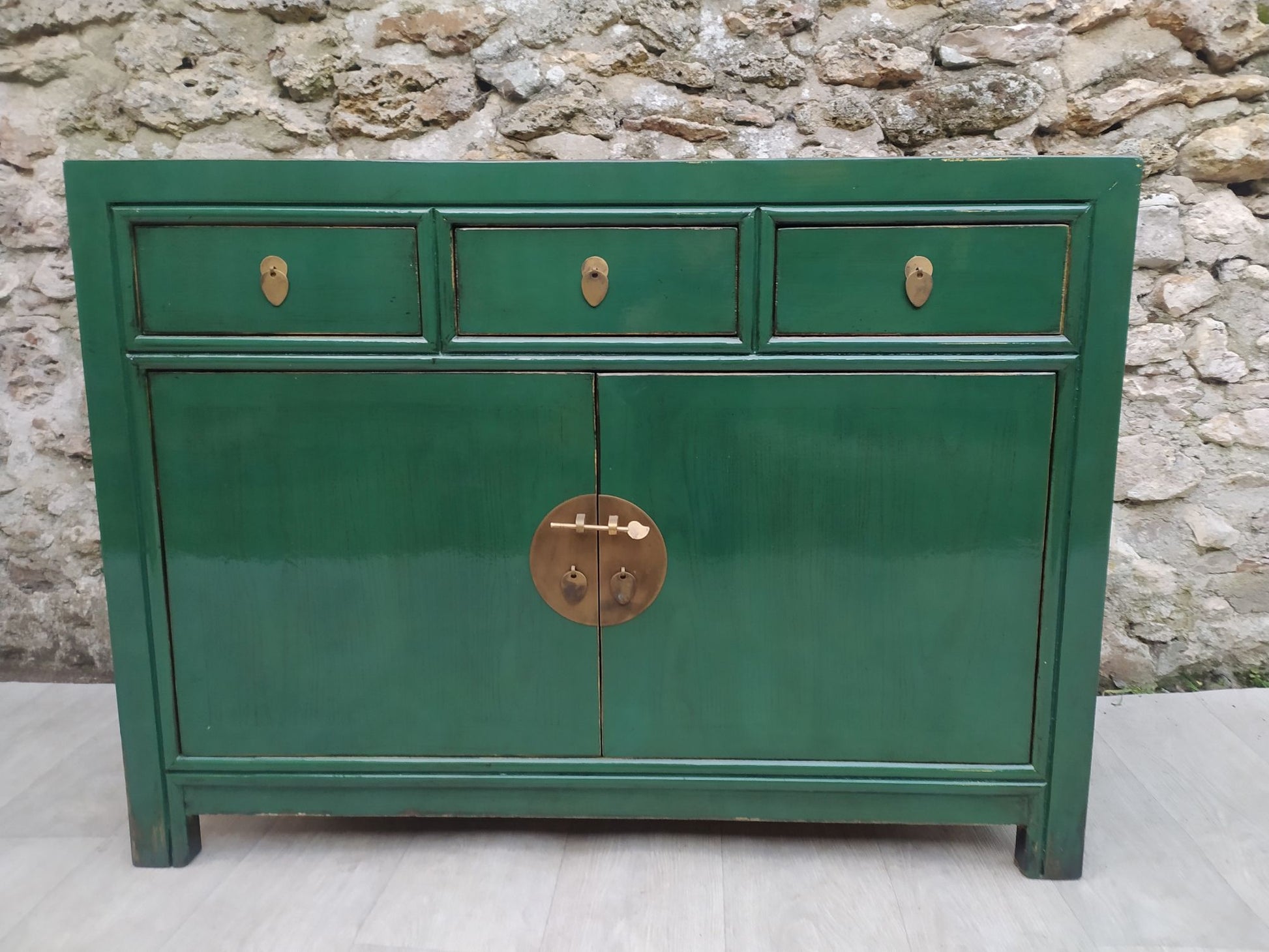 Moyen buffet vert émeraude laqué 3 tiroirs et 2 portes face