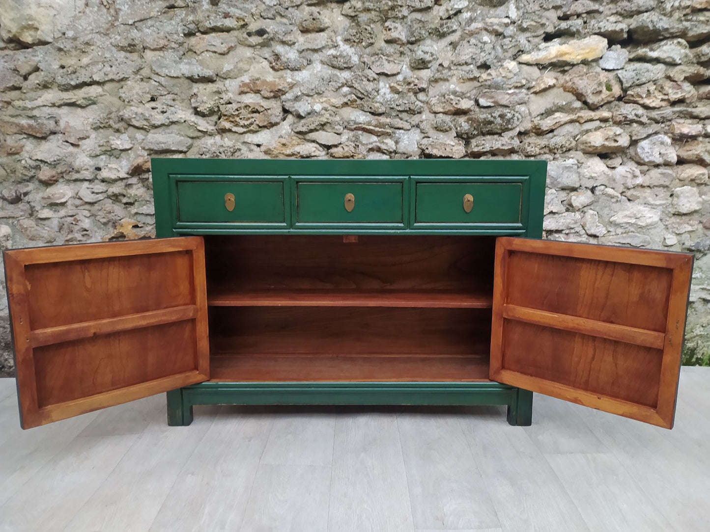 Moyen buffet vert émeraude laqué 3 tiroirs et 2 portes ouvertes