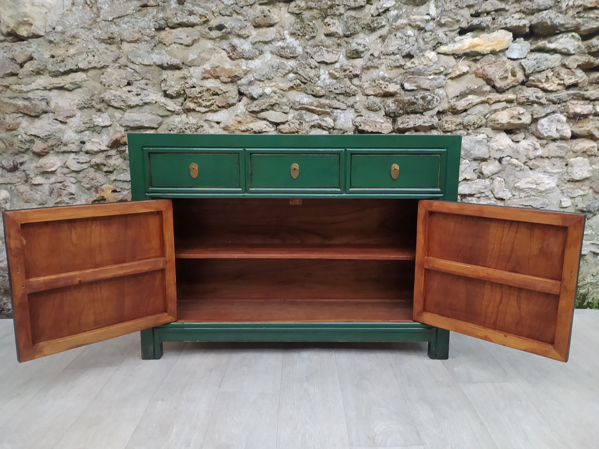 Moyen buffet vert émeraude laqué 3 tiroirs et 2 portes ouvertes